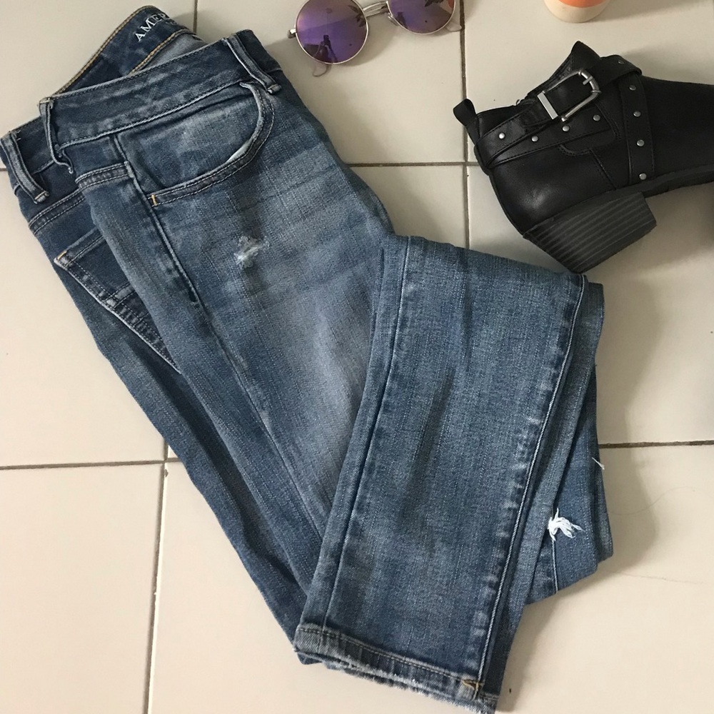 AMERICAN EAGLE HIGH RISE JEANS